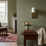 Charger l'image dans la visionneuse de galerie, Applique murale Metio Dome en laiton, style milieu de siècle moderne – Un éclairage polyvalent pour les espaces de vie