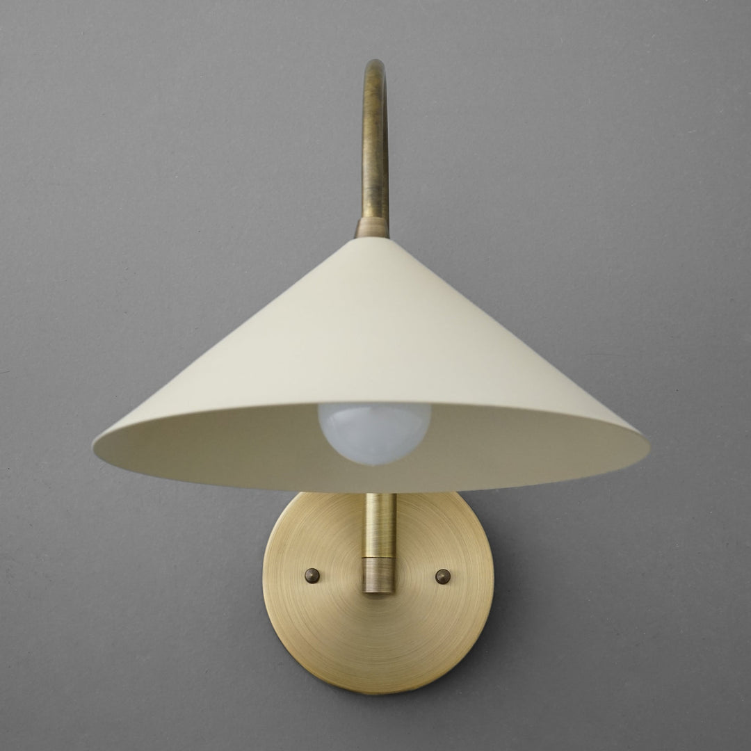 Aplique de pared vintage de metal Curva: elegante pantalla cónica para dormitorios