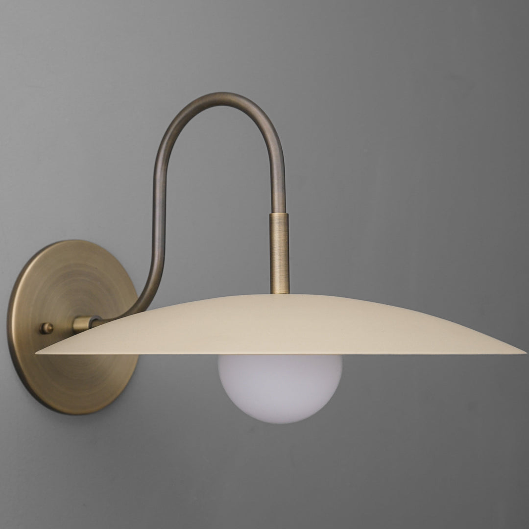 Aplique de pared moderno de metal Curva - Brazo de latón antiguo con pantalla de disco color crema