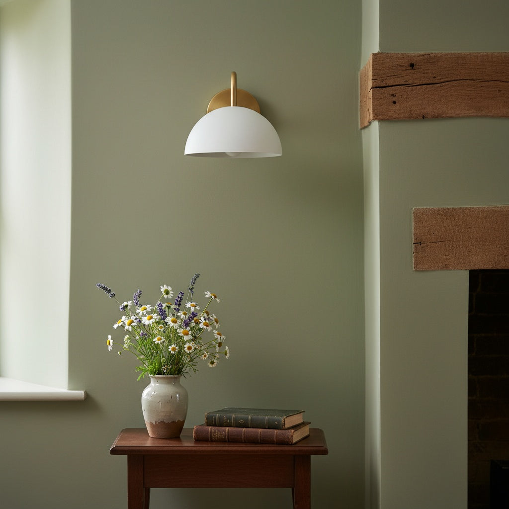 Aplique de pared industrial de metal Curva - Brazo curvo de latón - Luminaria de cúpula martillada