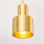 Bild in Gallery-Viewer laden, Close view of the brass shade and warm inner rim