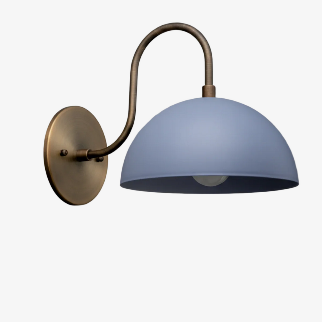 Aplique de pared industrial de metal Curva - Brazo curvo de latón - Luminaria de cúpula martillada