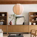 Cargar imagen en el visor de la Galería, Lámpara colgante Alvian con pantalla de lino texturizado: una luminaria colgante moderna y minimalista para comedores y salas de estar.