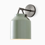 Charger l'image dans la visionneuse de galerie, Applique minimaliste Hanton – Applique vintage en verre laiteux et accents métalliques