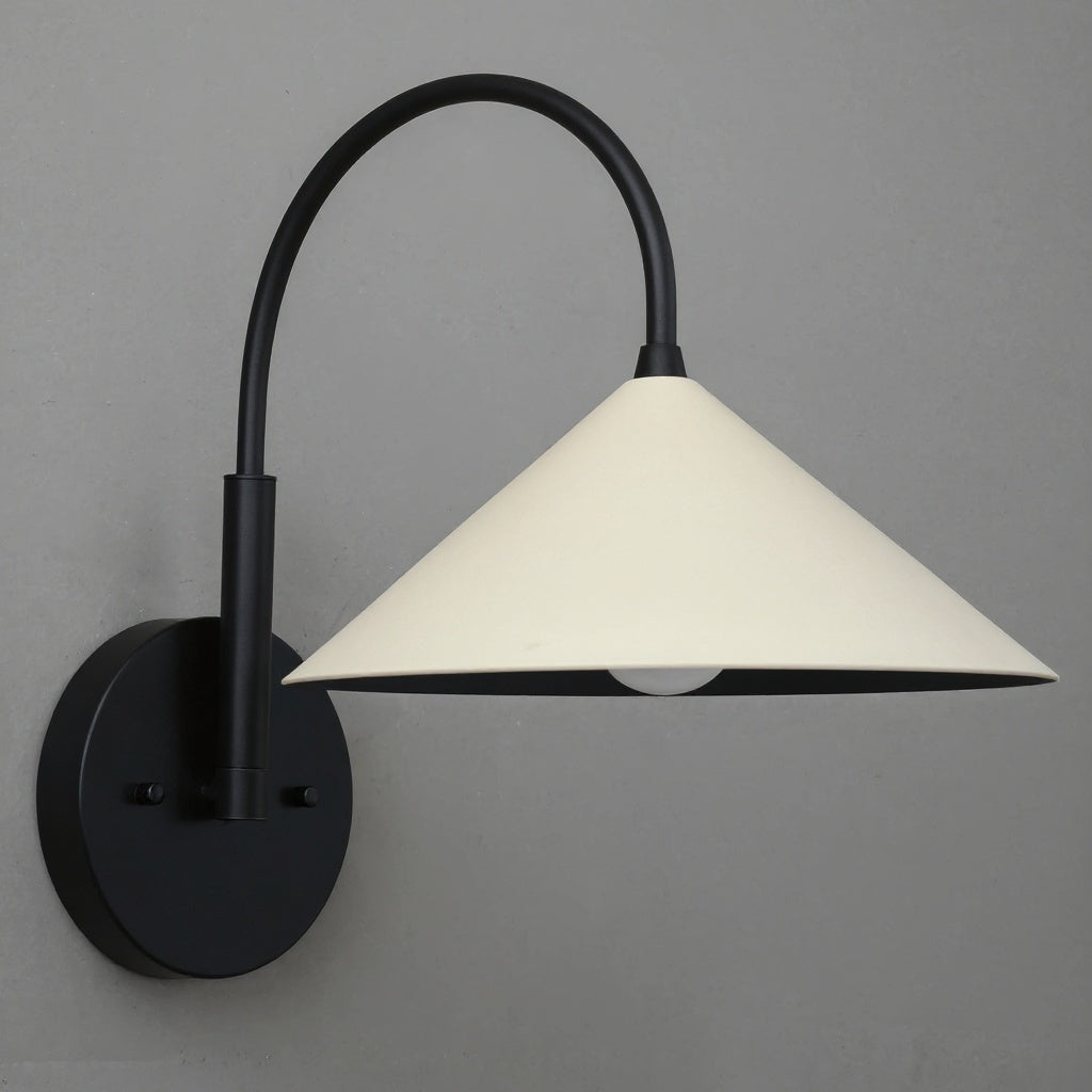 Aplique de pared vintage de metal Curva: elegante pantalla cónica para dormitorios