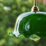Bild in Gallery-Viewer laden, Close view of glossy green glass shade edge
