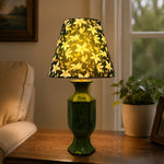 Bild in Gallery-Viewer laden, Vintage botanische tafellamp in een gestileerd interieur