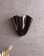 Cargar imagen en el visor de la Galería, Aplique de pared Bellina de cristal con diseño floral: lámpara de pared moderna de latón para dormitorio y pasillo.