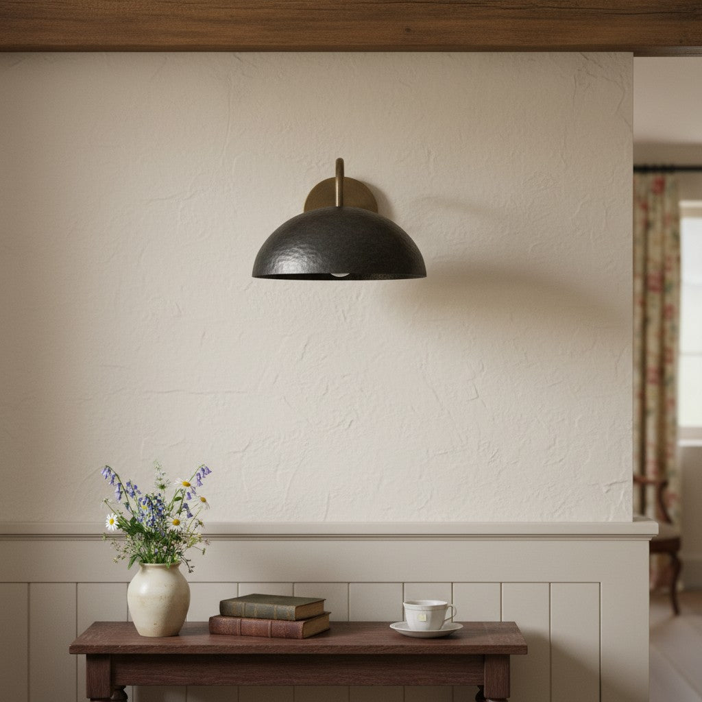 Aplique de pared industrial de metal Curva - Brazo curvo de latón - Luminaria de cúpula martillada