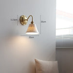 Charger l'image dans la visionneuse de galerie, Applique murale en céramique nervurée Curvona avec bras incurvé - Luminaire d'intérieur moderne pour chambre, salon et couloir