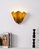 Bild in Gallery-Viewer laden, Bellina Elegante Florale Glas-Wandlampe – Moderne Messing-Wandlampe für Schlafzimmer & Flur
