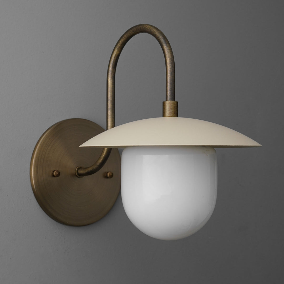Aplique de pared de latón arqueado Curva: elegante lámpara de metal para interiores modernos