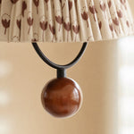 Charger l'image dans la visionneuse de galerie, Suspension décorative en tissu floral Solmire – Lampe suspendue avec accents métalliques pour salon et salle à manger