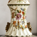 Bild in Gallery-Viewer laden, Painted floral ceramic lamp body detail