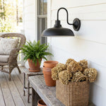 Cargar imagen en el visor de la Galería, Aplique de Pared de Cúpula Rústica de Metal Industrial Velara - Lámpara Clásica Curvada para Exterior en Porche y Patio U08