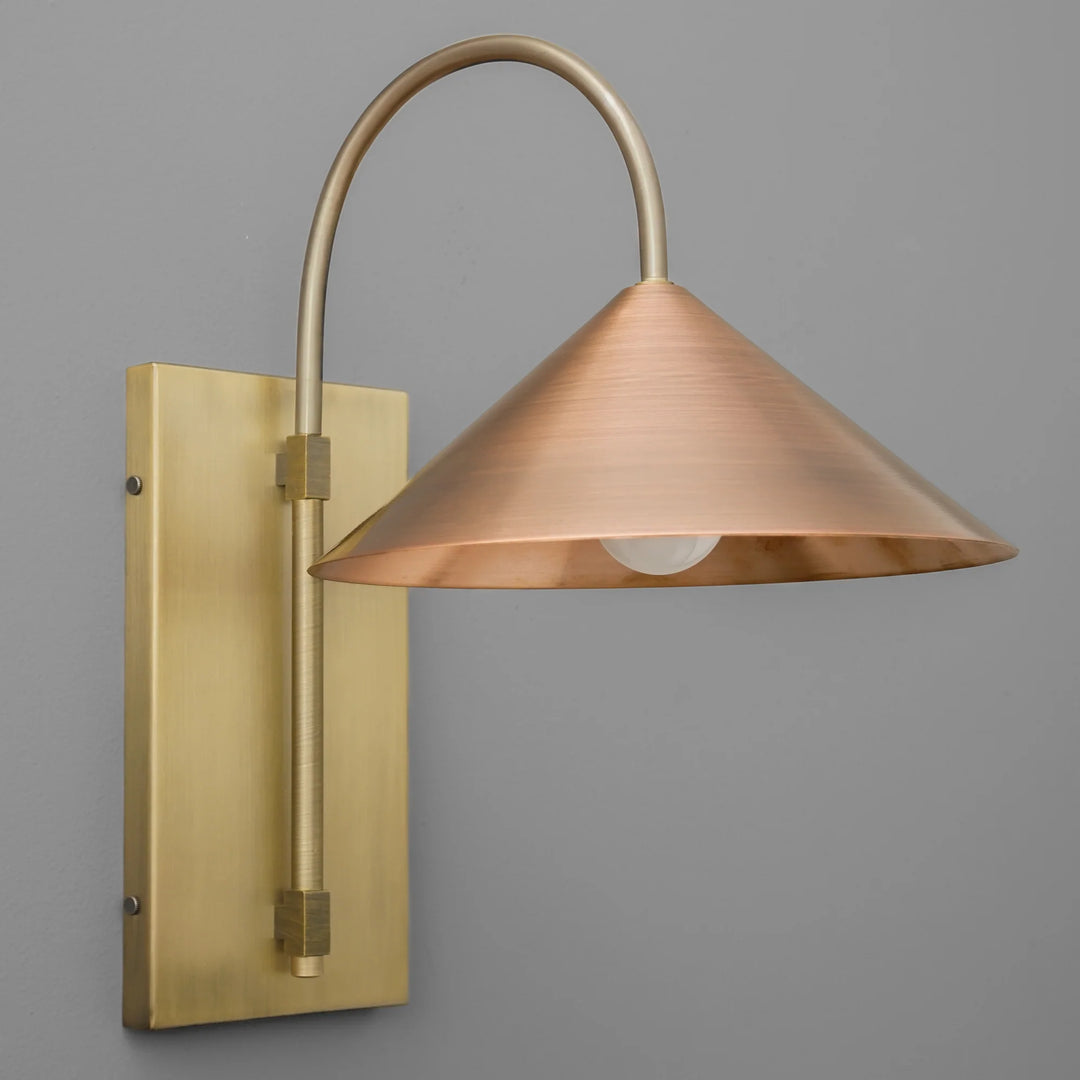 Aplique de pared minimalista de metal Conique: lámpara de arco de latón escultural para interiores modernos