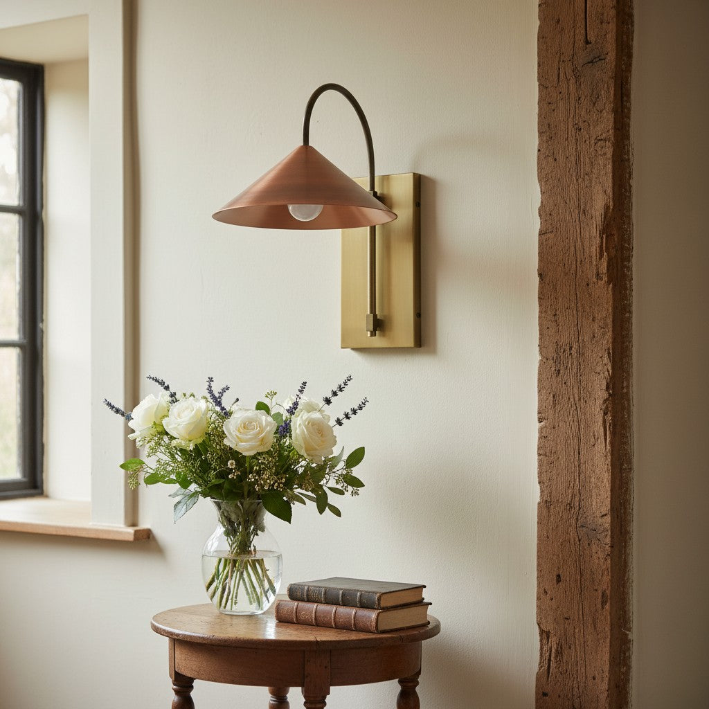 Aplique de pared minimalista de metal Conique: lámpara de arco de latón escultural para interiores modernos