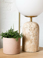 Charger l'image dans la visionneuse de galerie, Lampe de table moderne minimaliste en verre avec base en travertin M16