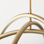 Charger l'image dans la visionneuse de galerie, Lustre à arc Borvia – Design moderne du milieu du siècle, finition champagne