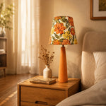Cargar imagen en el visor de la Galería, Lámpara de mesa de cerámica con tela floral Liberty y base naranja hecha a mano