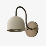 Cargar imagen en el visor de la Galería, Aplique de pared industrial de metal Curva - Brazo curvo de latón - Luminaria de cúpula martillada
