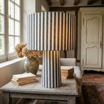 Charger l'image dans la visionneuse de galerie, Lampe de table Blendra à motif graphique en forme cylindrique – Éclairage d’intérieur contemporain en tissu