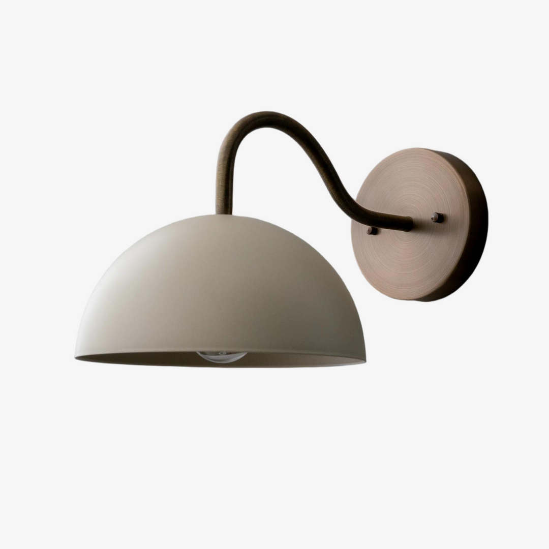 Aplique de pared industrial de metal Curva - Brazo curvo de latón - Luminaria de cúpula martillada