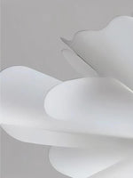 Charger l'image dans la visionneuse de galerie, Suspension artisanale en forme de fleur de lotus blanche – Design nordique vintage en acrylique