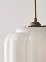 Bild in Gallery-Viewer laden, American Vintage Cremeglas-Schirm geformt Eloise Kronleuchter