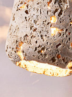 Cargar imagen en el visor de la Galería, Lámpara colgante recortada de travertino en forma de barril