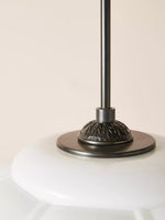 Bild in Gallery-Viewer laden, American Vintage Cremeglas-Schirm geformt Eloise Kronleuchter