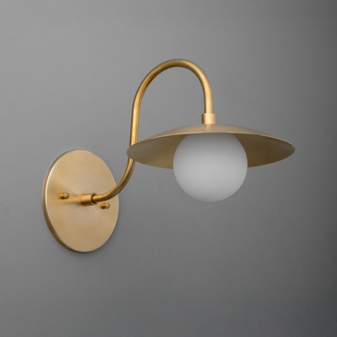 Aplique de pared de latón arqueado Curva: elegante lámpara de metal para interiores modernos