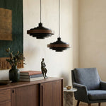 Charger l'image dans la visionneuse de galerie, Suspension contemporaine à étages Layervelle – Lampe suspendue sculpturale en bois et métal pour salon