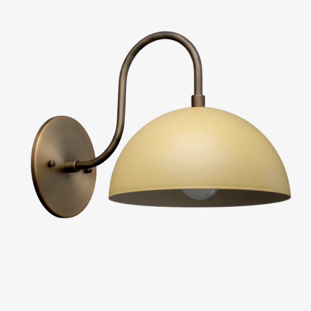 Aplique de pared industrial de metal Curva - Brazo curvo de latón - Luminaria de cúpula martillada