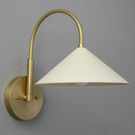 Cargar imagen en el visor de la Galería, Aplique de pared vintage de metal Curva: elegante pantalla cónica para dormitorios
