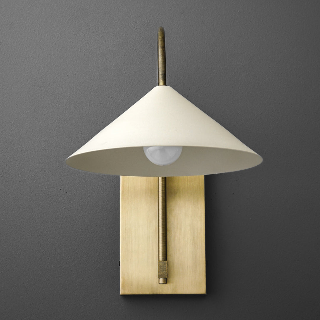 Aplique de pared minimalista de metal Conique: lámpara de arco de latón escultural para interiores modernos