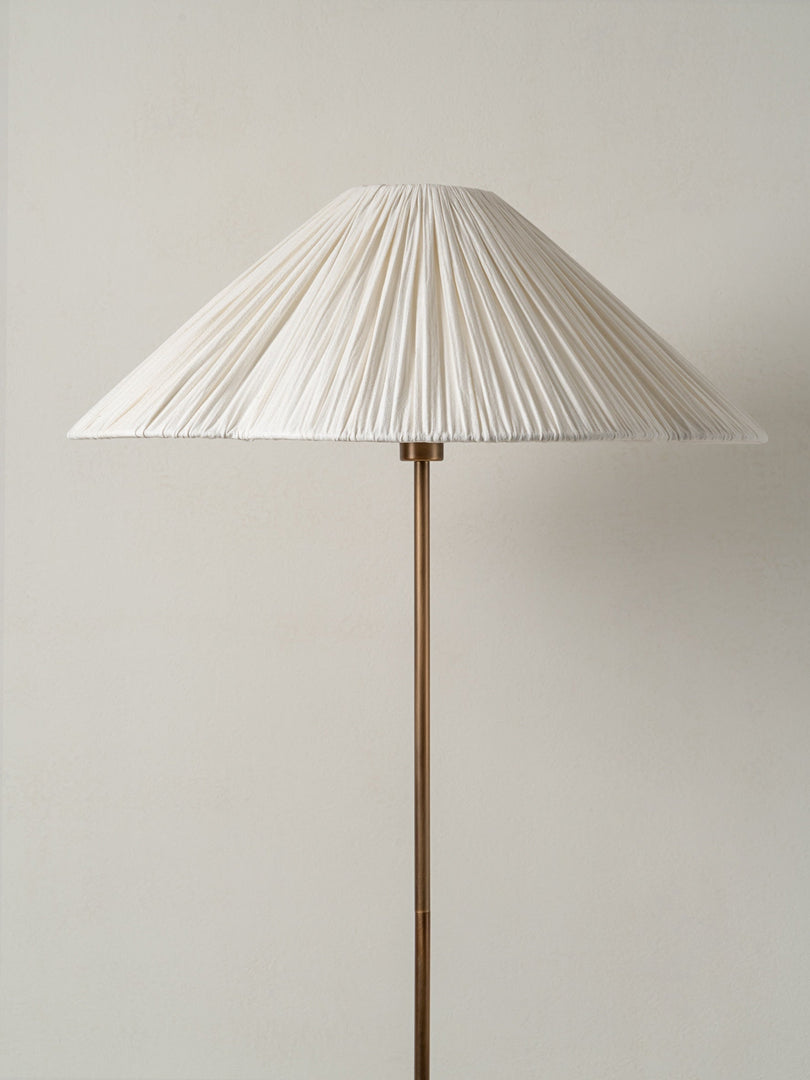 Lampadaire contemporain en lin Lindi – Abat-jour plissé sculptural pour chambre et couloir