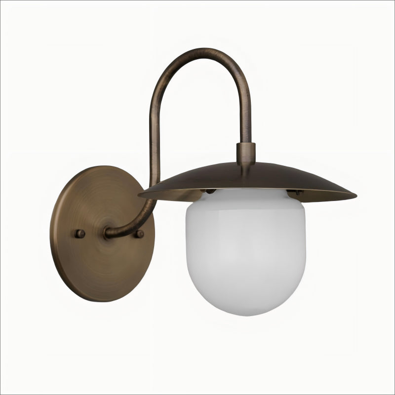 Aplique de pared de latón arqueado Curva: elegante lámpara de metal para interiores modernos