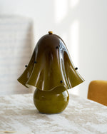 Cargar imagen en el visor de la Galería, Lámpara de mesa de cristal escultórico Bellina: iluminación moderna y minimalista para salón o dormitorio