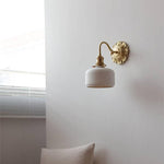 Charger l'image dans la visionneuse de galerie, Applique murale en céramique nervurée Curvona avec bras incurvé - Luminaire d'intérieur moderne pour chambre, salon et couloir