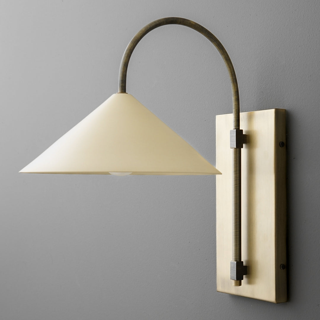 Aplique de pared minimalista de metal Conique: lámpara de arco de latón escultural para interiores modernos