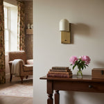 Charger l'image dans la visionneuse de galerie, Applique murale Metio Dome en laiton, style milieu de siècle moderne – Un éclairage polyvalent pour les espaces de vie