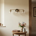 Charger l'image dans la visionneuse de galerie, Applique murale moderne en verre transparent Glorica Glass à 3 globes pour salle de bain, idéale pour la zone du miroir.