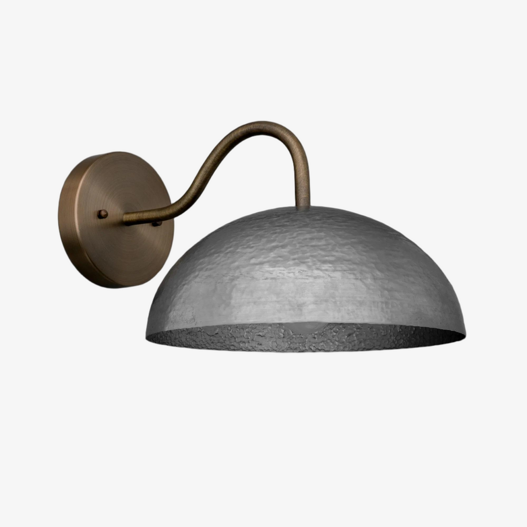 Aplique de pared industrial de metal Curva - Brazo curvo de latón - Luminaria de cúpula martillada