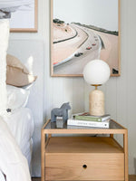 Charger l'image dans la visionneuse de galerie, Lampe de table moderne minimaliste en verre avec base en travertin M16