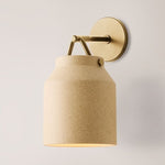 Charger l'image dans la visionneuse de galerie, Applique minimaliste Hanton – Applique vintage en verre laiteux et accents métalliques