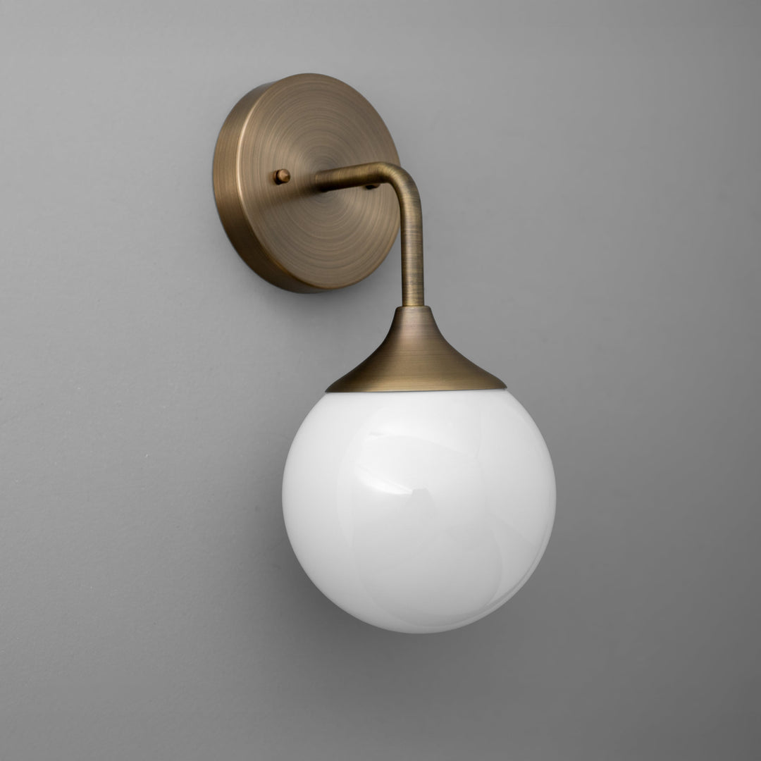 Aplique de pared de vidrio Glorica - Lámpara de globo esmerilado con aplique de latón