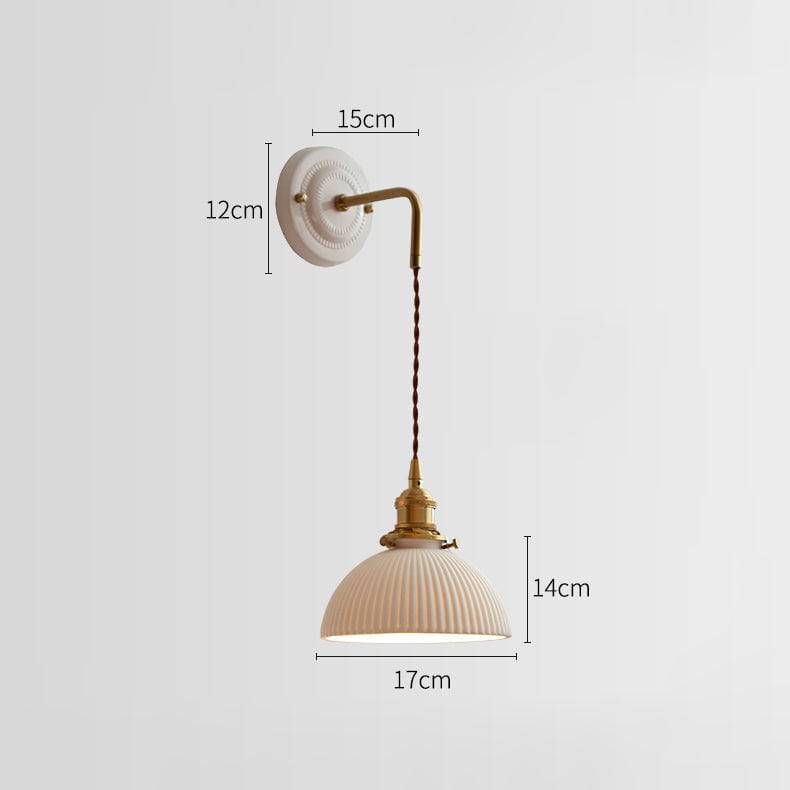 Aplique de pared Curvona con pantalla de cerámica acanalada y brazo curvo: iluminación interior moderna de estilo rústico para dormitorio, sala de estar, pasillo o baño.