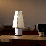 Charger l'image dans la visionneuse de galerie, Lampe de table géométrique moderne en métal – Abat-jour en parchemin pour éclairage de table de nuit