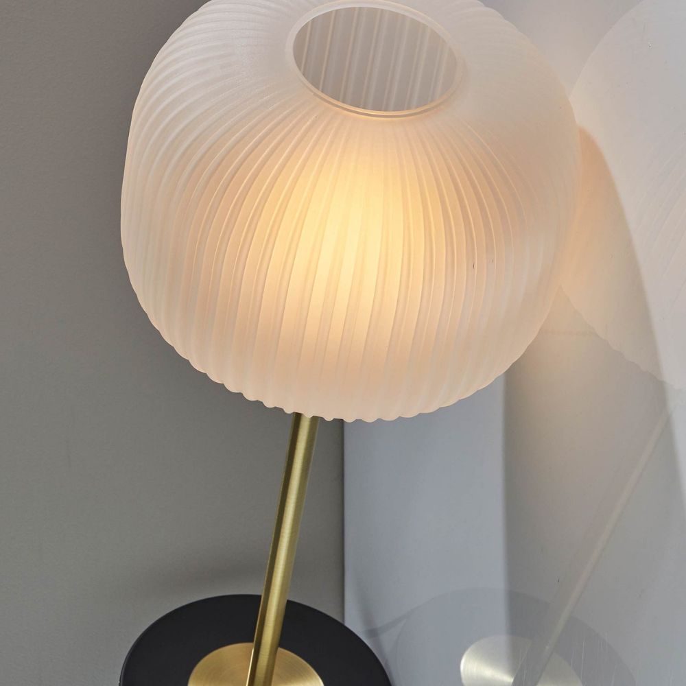 Pelviona gerippte Glas-Tischlampe - Messing- & schwarzer Metallfuß - Must-Have für die Wohnraumgestaltung